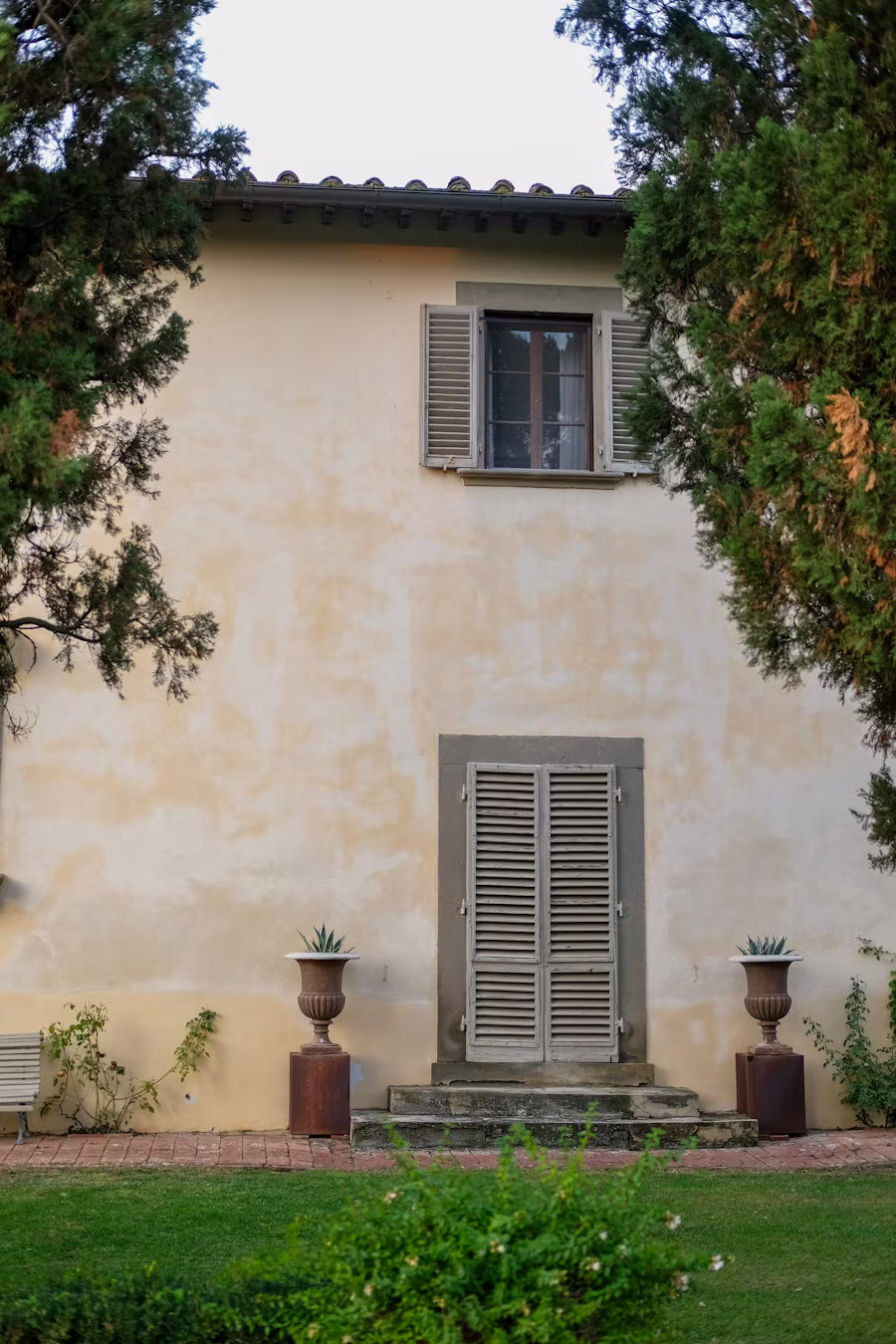 Cheminée traditionnelle en pierre dans une pièce de vie